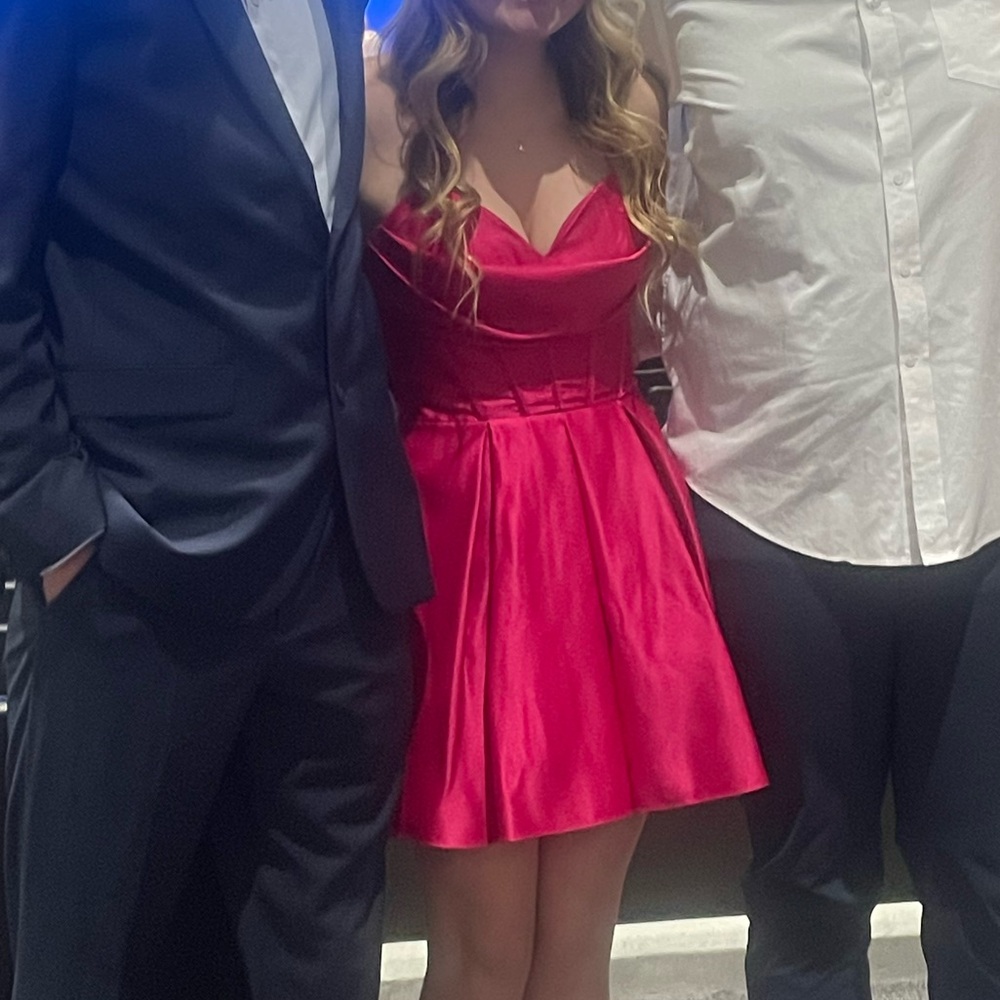 Hot pink homecoming dress size 3!💓💞